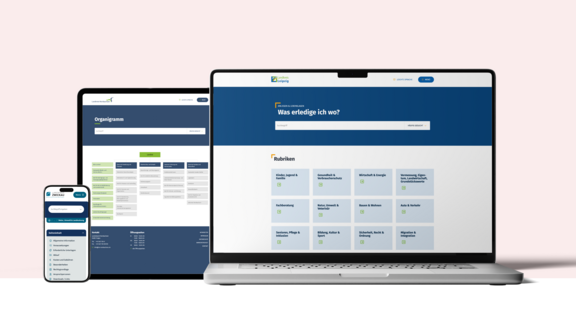 Laptop, Tablet und Smartphone zeigen die Website Beispiele für das Behördenportal in responsivem Design.