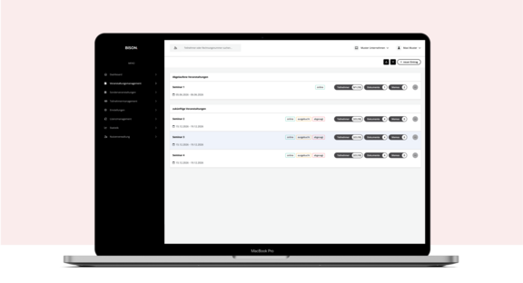 Laptop zeigt das Backend der BISON-Software mit Übersicht zu Seminaren und Veranstaltungen.