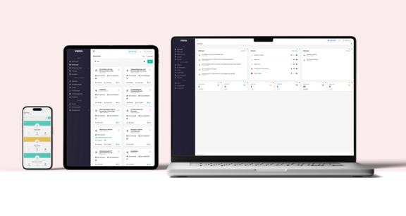 Laptop und Smartphone zeigen das Dashboard der PRINS-Software mit Meldungen, Kontakten und Anfragen in responsiver Ansicht