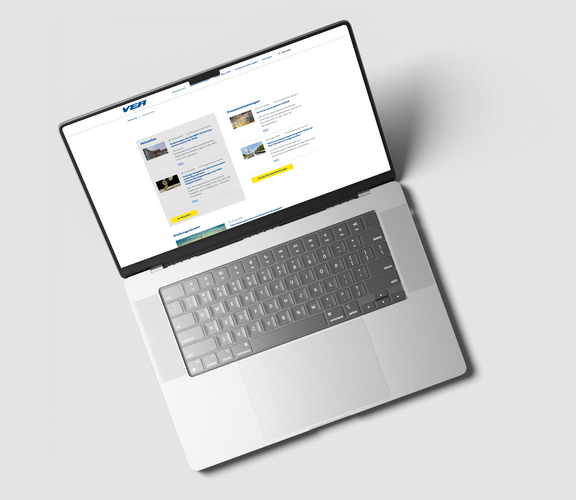 Ein Laptop zeigt den Newsroom der neuen VEA-Website mit Text und Bildern in verschiedenen Kategorien. Das Layout der Website ist klar und übersichtlich.